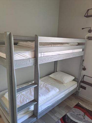 une chambre avec deux lits superposés dans l'établissement Capri Bali 56, Superb Appart rénové, vue mer, parking, wifi, au Cap d'Agde