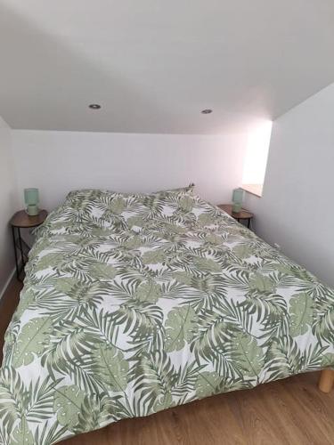 Ένα ή περισσότερα κρεβάτια σε δωμάτιο στο Le Central - duplex centre Héricourt