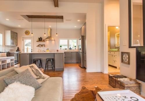 ein Wohnzimmer und eine Küche mit einer Couch und einem Tisch in der Unterkunft Chic Bouldin Townhouse in Central Austin in Austin