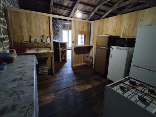 Il comprend une cuisine équipée d'un réfrigérateur et d'une cuisinière. dans l'établissement GITE Le SALOON, à Mazan-lʼAbbaye