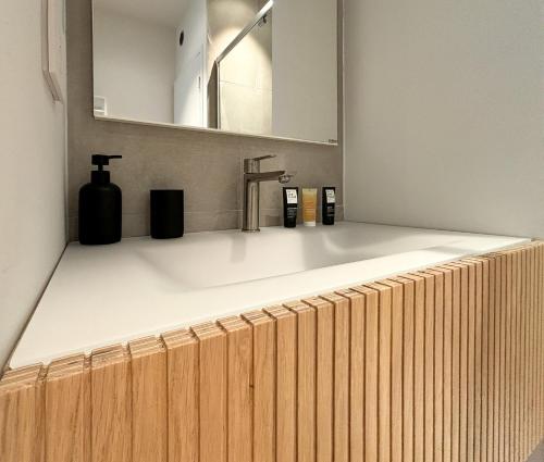 La salle de bains est pourvue d'un comptoir blanc et d'un lavabo. dans l'établissement Ile aux moines t3, à Trébeurden