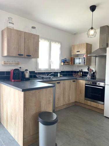 Photo de la galerie de l'établissement Le Jardin : maison avec piscine à 10 min Poitiers, à Iteuil