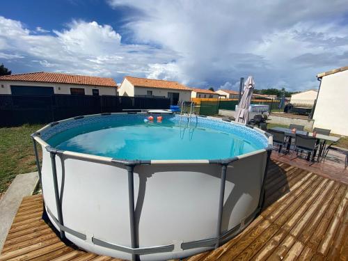 Photo de la galerie de l'établissement Le Jardin : maison avec piscine à 10 min Poitiers, à Iteuil