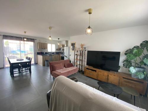 Photo de la galerie de l'établissement Le Jardin : maison avec piscine à 10 min Poitiers, à Iteuil