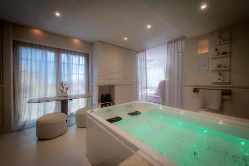 un bagno con una grande vasca con acqua verde di Evāra a Herk-de-Stad