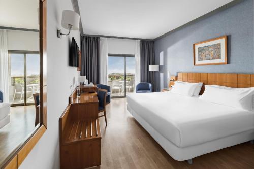 Postel nebo postele na pokoji v ubytování Elba Vecindario Aeropuerto Business & Convention Hotel