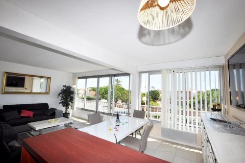 un salon avec un canapé et une table dans l'établissement Oasis rénovée, plage, 2 parkings, wifi au Barcarès, au Barcarès