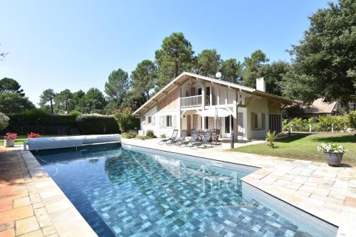Photo de la galerie de l'établissement Cigalon - Hossegor - Villa Landaise avec superbe Jardin et Piscine Chauffée, à Soorts-Hossegor