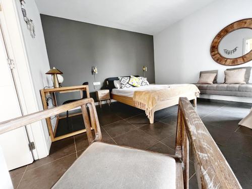 un dormitorio con una cama y un sofá en Apartment Sleeps 4 with Scenic Views, en Villaverde