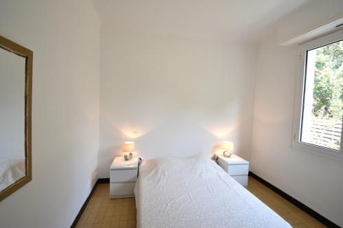 une chambre avec un lit et deux tables de nuit dans l'établissement Laridente - Hossegor agréable villa située dans un quartier calme entre lac et océan, à Soorts-Hossegor