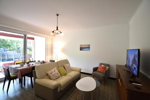 un salon avec un canapé et une table dans l'établissement Laridente - Hossegor agréable villa située dans un quartier calme entre lac et océan, à Soorts-Hossegor