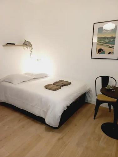 une chambre avec un lit, une chaise et une table dans l'établissement Le 29 cuty, 3min de la gare , wifi, à Agen