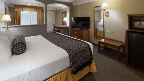 Ένα ή περισσότερα κρεβάτια σε δωμάτιο στο Best Western Angleton Inn