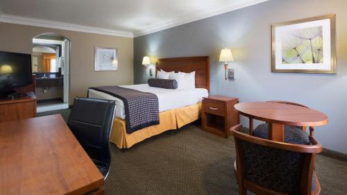 Postel nebo postele na pokoji v ubytování Best Western Angleton Inn