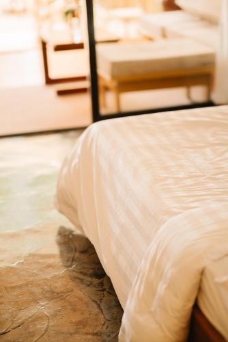 Un primer plano de una cama en una habitación. en Kattala Bed and Breakfast, en El Nido