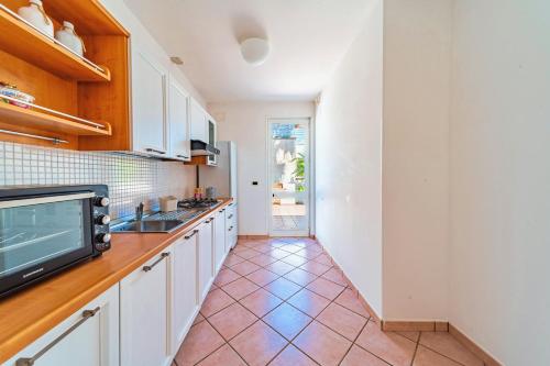 RESIDENCE OASI SUL MAREにあるキッチンまたは簡易キッチン