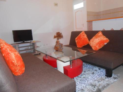 ein Wohnzimmer mit Couch und Tisch in der Unterkunft Ô PARADIS TERRESTRE Gîte passion in Capesterre