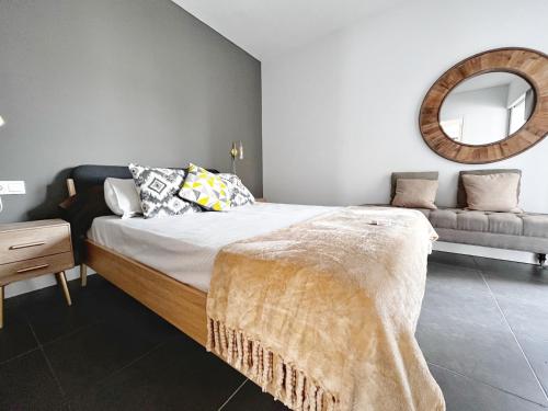 Apartment - Sleeps 4 - Parking - Beach Close