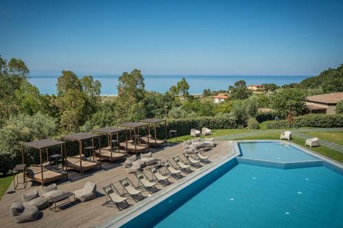 Bazén v ubytování Hang Loose Cottage Hotel & Resort 4 stelle Gizzeria Calabria nebo v jeho okolí