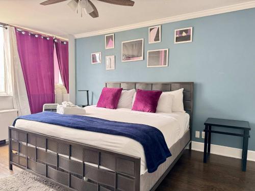 a bedroom with a large bed with purple walls at City View Newly Renovated 3 Beds with Free Parking LM1809 in Atlanta