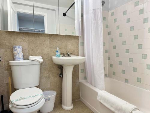 a bathroom with a toilet and a sink and a tub at City View Newly Renovated 3 Beds with Free Parking LM1809 in Atlanta
