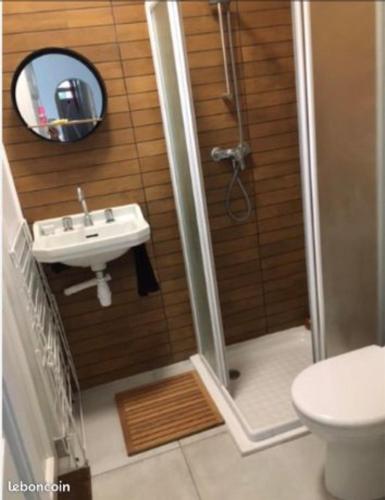 a bathroom with a shower and a sink and a mirror at Villa Chantereyne entrée de plage, 8 couchages in Ouistreham