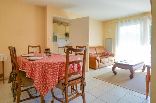 un salon avec une table et un canapé dans l'établissement Appartement proche plage, quartier des Présidents, Les Sables - 4 personnes, à Les Sables-dʼOlonne