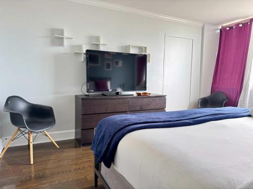 a bedroom with a bed and a tv on a dresser at City View Newly Renovated 3 Beds with Free Parking LM1809 in Atlanta