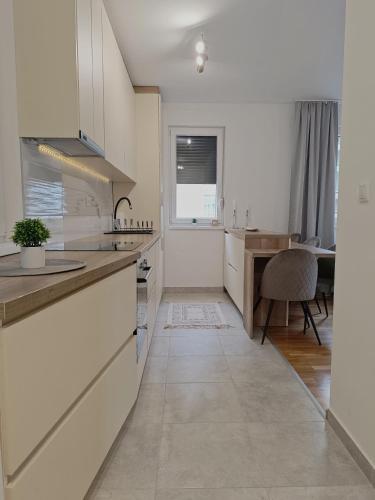 Η κουζίνα ή μικρή κουζίνα στο ZARA Apartman