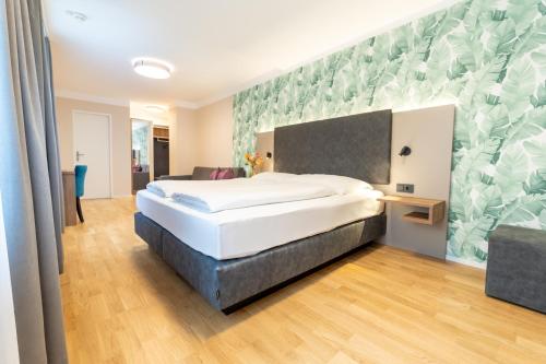 Postel nebo postele na pokoji v ubytování Das Jedermann Boutiquehotel mit Stadtgarten
