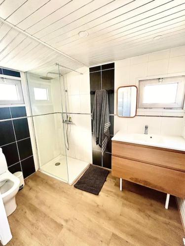 une salle de bain avec une douche, un lavabo et des toilettes dans l'établissement Chalet 4 à 6 pers Terrasse vue mer, à Gruissan