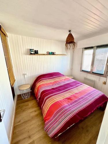 une chambre avec un grand lit dans une pièce dans l'établissement Chalet 4 à 6 pers Terrasse vue mer, à Gruissan