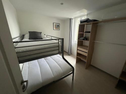 Katil atau katil-katil dalam bilik di Chambre triple