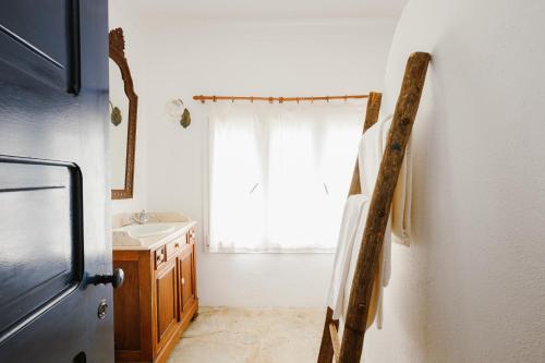 a kitchen with a window with a sink and a refrigerator at Monte do Ramalho in Avis