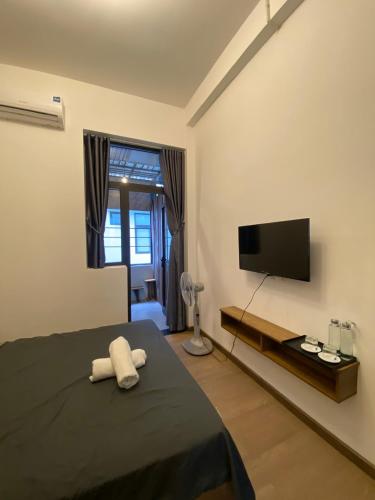 a bedroom with a bed and a flat screen tv at Lucky coffee & homestay in Thôn Trường Giang