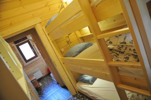 an overhead view of a bunk bed in a cabin at Anemoon in Oignies-en-Thierache
