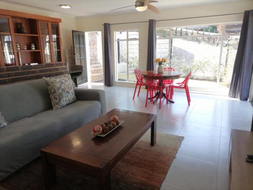 ein Wohnzimmer mit Sofa und Tisch in der Unterkunft CityView, a stunning modern apartment in Johannesburg