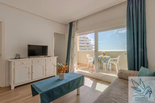 Bright Apt 2 BDR, with sea views, Benalbeach