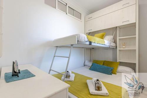 Bright Apt 2 BDR, with sea views, Benalbeach