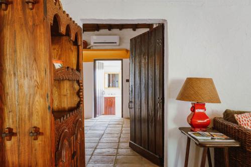 a room with a door and a lamp on a table at Monte do Ramalho in Avis