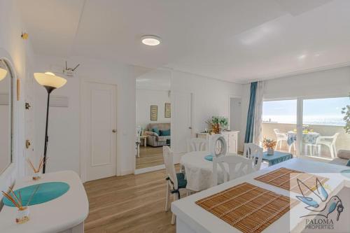 Bright Apt 2 BDR, with sea views, Benalbeach