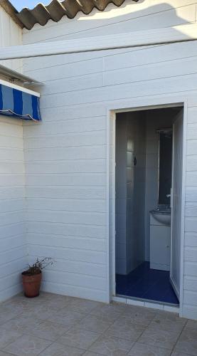 - un garage avec des toilettes et un lavabo dans l'établissement Chalet, à Gruissan