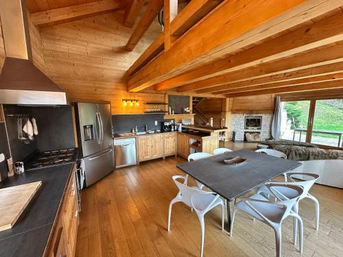 une cuisine et une salle à manger avec une table et des chaises dans l'établissement Chalet familial 10 pers, sauna, terrasse – Corrençon en Vercors - FR-1-515-215, à Corrençon-en-Vercors
