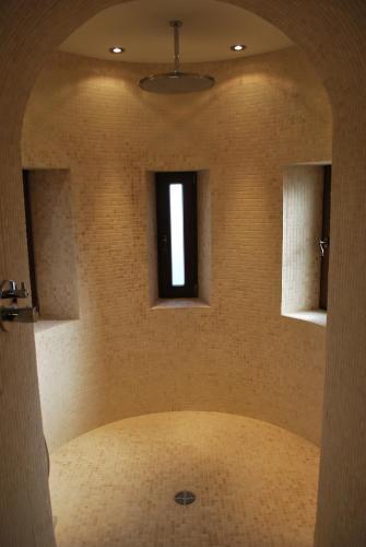 a room with a wall with a window in it at Vicomté - Domaine d'Arondeau in Péruwelz