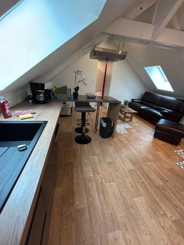 une cuisine et un salon en mezzanine dans l'établissement Spacieux 2 pièces équipé accès facile, à Cuissai