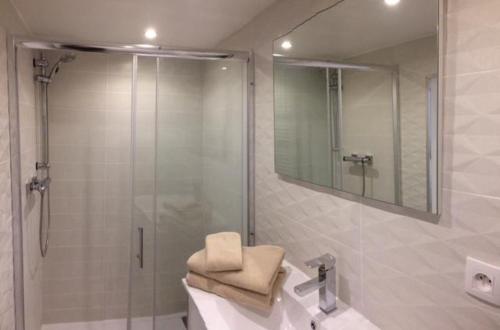 une salle de bain avec une douche, un lavabo et un miroir dans l'établissement Autour du Figuier, à Amélie-les-Bains-Palalda