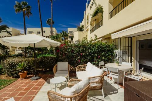 Cozy apartment with terrace and access to the beach, in Elviria, Marbella East