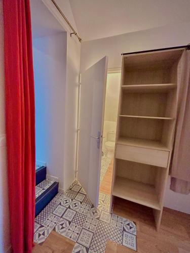 Cette chambre comprend un rideau rouge et un placard. dans l'établissement Spacieux 2 pièces équipé accès facile, à Cuissai