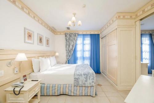 Ένα ή περισσότερα κρεβάτια σε δωμάτιο στο Campanario Villaggio Resort