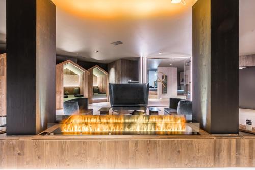 Una televisión o centro de entretenimiento en Hotel Ravelli Luxury Spa